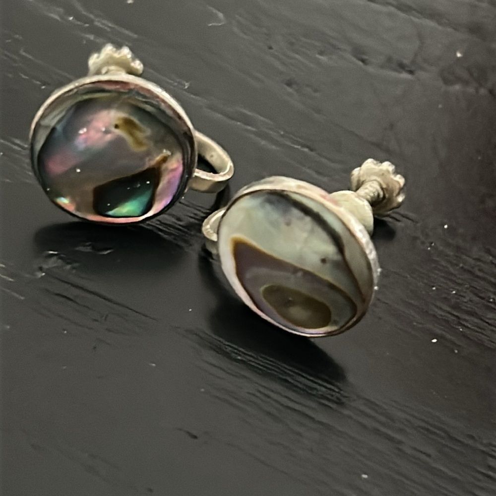 VIntage Signed Alpaca Mexico Sterling screwback earrings with mother of pearl - Picture 5 of 6